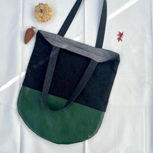 Load image into Gallery viewer, Tote bag. Dark grey wool tote with a green leather round bottom.
